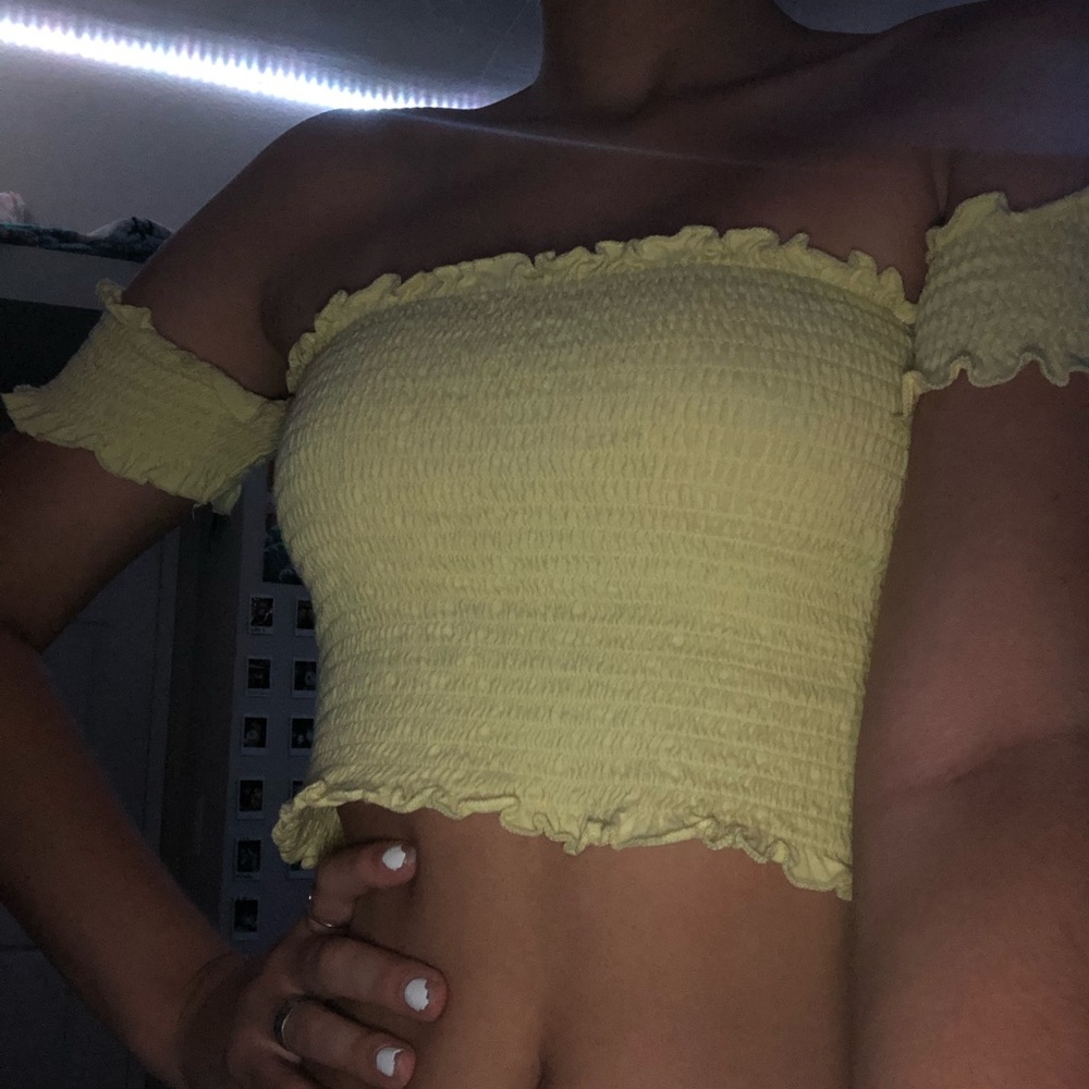 Yellow ruffled crop top - Picture 2 of 3